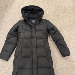 Patagonia women’s mid-length down puffer jacket  Size XS